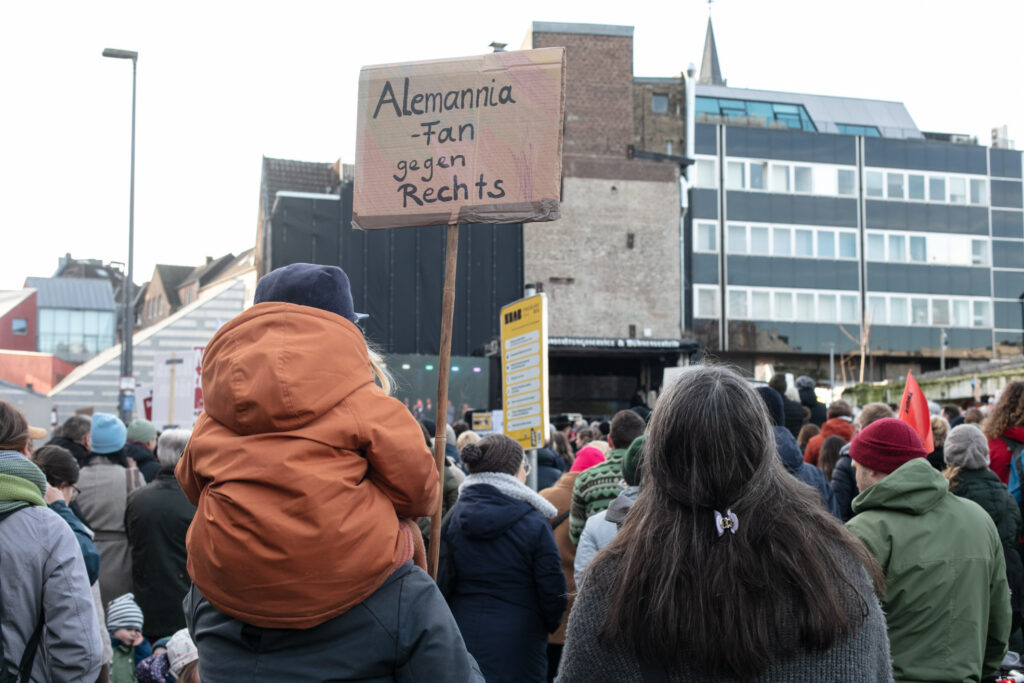 Alemanniafan auf der Demo gegen gesellschaftlichen Rechtsruck am 27. Januar 2024 in Aachen